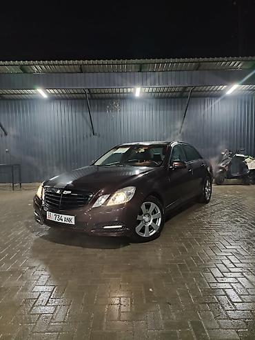 Другие автомобили: Седан бизнес‑класса темно‑бордового цвета. Кузов — классический — 2