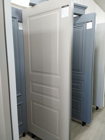 Otaq qapıları: Ağ və boz rənglərdə klassik üslubda hazırlanmış qapılar. Bu qapılar