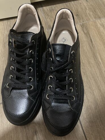 Personal Items: Oxfords, 38