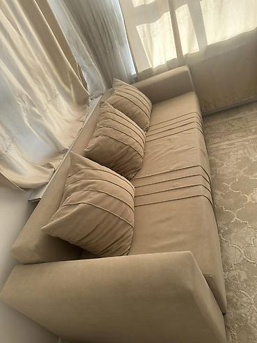 sofa: Бежевый прямой диван-кровать с механизмом раскладывания вперед. - — 2
