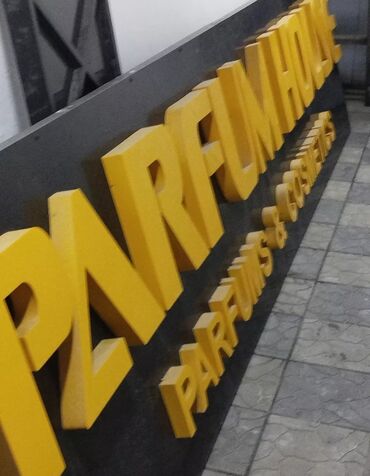 bərbər reklamı: Bu reklam lövhəsi müxtəlif müəssisələr üçün istifadə edilə bilər. Sarı