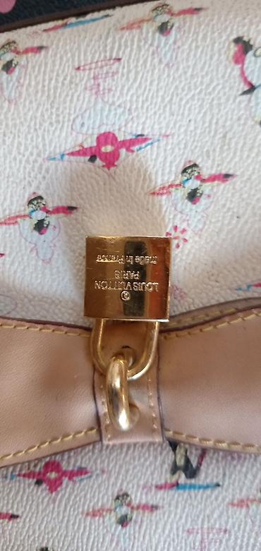 LV Ženska torba sa ručkom – bele osnove sa šarenim printom i detaljima na lalafo.rs LV Ženska torba sa ručkom – bele osnove sa šarenim printom i detaljima
