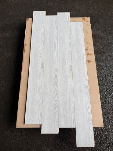 Laminat: Salam laminatlarimiz 31 32 33 klass olmagala hər rəg secimi var 250 yə — 30