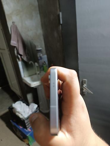 Mobil telefonlar: Smartfon – kompakt gövdə, düz kənarlı metal çərçivə, şüşə ön panel. - — 2