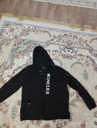 Другая мужская одежда: Продается мужская ветровка/куртка MONCLER все замки и молния работают