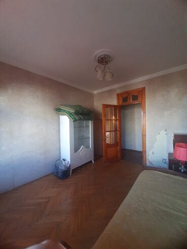 Otaqların satışı: Satılır: işıqlı, geniş zal otağı Bakıxanovda İcranın arxasında 7/9 — 5