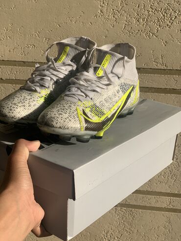 бутсы фудбол: Бутса:
NIKE MERCURIAL 
РАЗМЕР 37 
ЦЕНА 2000 сом!