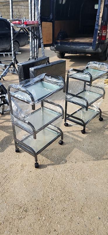 Təkərli 3 mərtəbəli servis/araba rəfi. Metal karkaslı quruluşa