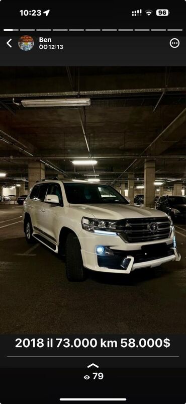 Ağ rəngli Toyota Land Cruiser avtomobili geniş salonu və möhkəm