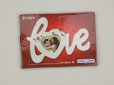 Nowa ramka na zdjęcia w kształcie napisu „Love”. Ramka jest zapakowana