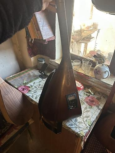 Digər musiqi alətləri: Elektro-çılqılı saz - Korpus: ağacdan hazırlanmış, tünd rəngli, yan — 17