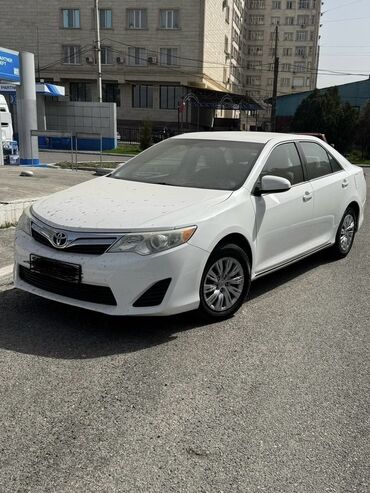 Toyota: Белый седан Toyota Camry. Этот автомобиль предлагает комфорт и