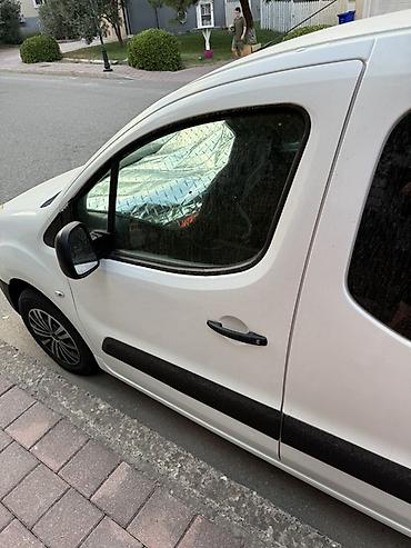 LDV: Ağ rəngli şəhər furgonu – yanları qoruyucu qara moldinqlə, qarışıq — 1