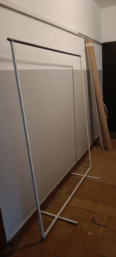 комнатные вешалки для одежды: Вешалка, высокая, 1.5 метра ширина, можно вешать длинные вещи. железо