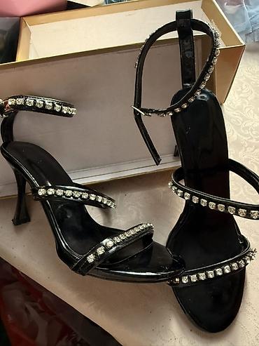 Her biri 5 m 37 olcu ag 8 m 1) Qara laklı sandal - Parlaq lak
