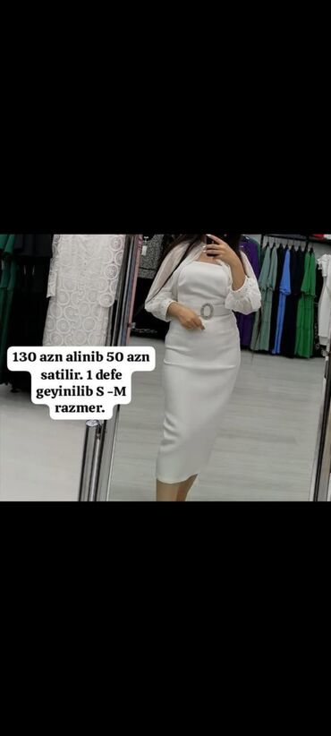 женские удлиненные футболки: Ağ rəngli, midi uzunluqda zərif qadın paltarı. Qolsuz, kvadrat
