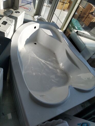 hamam ucun dolab: Ağ rəngli, oval formalı vanna otağı üçün nəzərdə tutulmuş vanna. Rahat