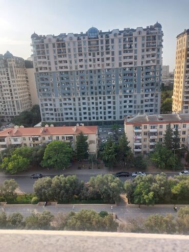 qubada ayliq kiraye evler 2020: Nefcilər metrosuna 5 dəyqəlik yoldu Parkın yanında 16/10 çu mərtəbəsi