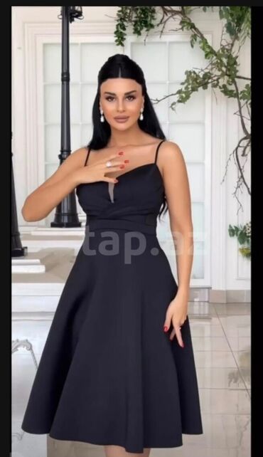 женские платья из микромасла: Qara rəngli zərif midi don - Model: qolsuz, incə çiyin qayışlı -