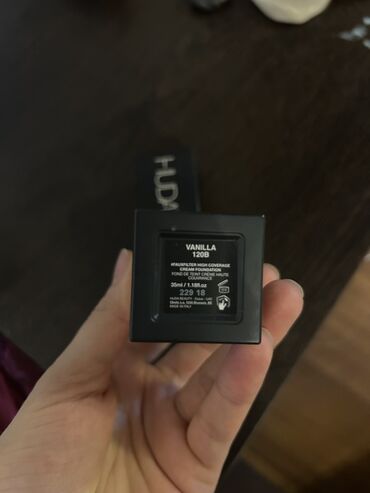 Ətriyyat: Tonal krem, Huda Beauty, Yeni, Pulsuz çatdırılma