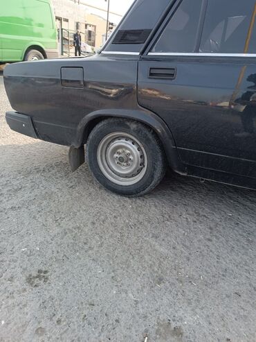 VAZ (LADA): Lada 2107, qara rəng. Klassik kuzov dizaynı, xrom ön barmaqlıq və düz — 10