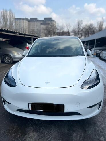 автомобиль тесла: Электромобиль Tesla Model Y белого цвета, сочетающий в себе