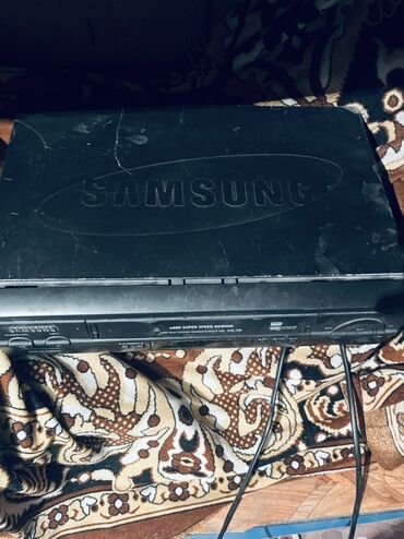 модем сайма: Видеомагнитофон Samsung черного цвета, предназначенный для