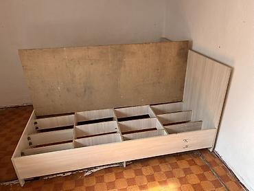 дувух этажный крават: Двуспальная кровать с высоким изголовьем и прочным основанием ( под — 3