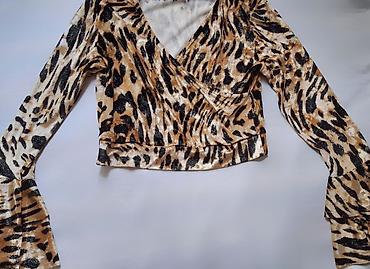 crop geyim: Leopar naxışlı, V-yaxalı və qolları volanlı crop köynək satılır. Hrç — 1