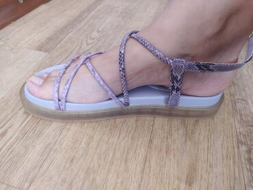 шлепки женские: Продам сандали абсолютно новые! 38 размер на узкую ногу Мягкие