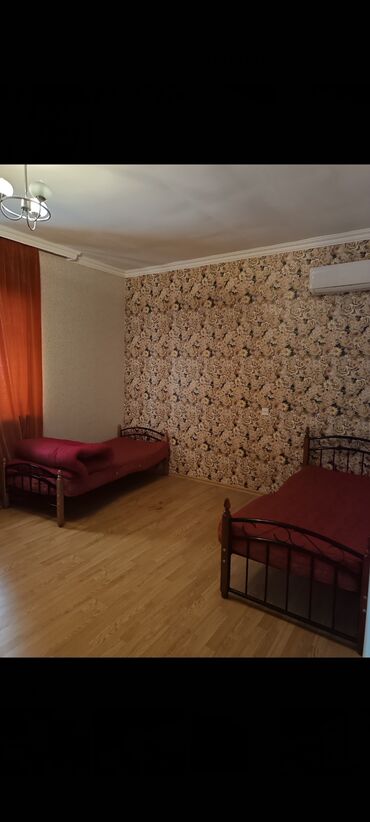 Uzunmüddətli kirayə evlər: Mebel və əşyalı geniş həyət evi/bağ evi - Zal: künc divan, yemək — 2