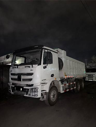 фар 124: Самосвал XCMG XG1 в белом цвете. Трёхосная грузовая техника с — 2