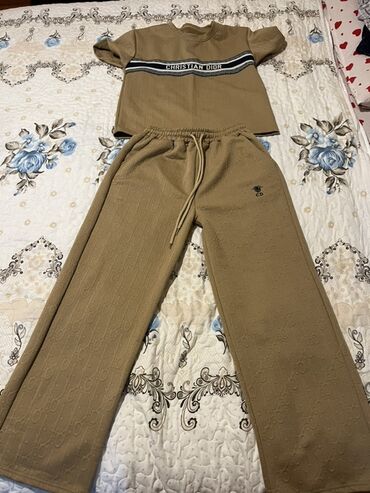 женские спортивные костюмы на флисе: Christian Dior brendinin qəhvəyi rəngli qadın idman kostyumu. Qısaqol