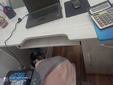 компьютерный столик для ноутбука: Стол, цвет - Белый, Новый