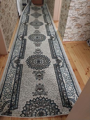 Döşəmə: Uzun dəhliz xalçası və kvadrat xalça dəsti - Rəng palitrası: açıq boz — 1