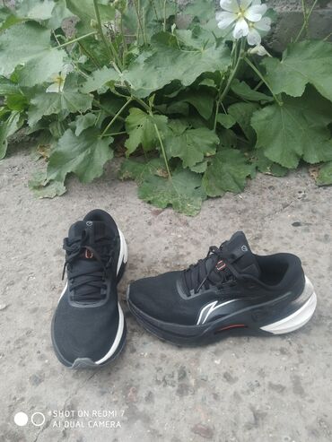 Кроссовки и спортивная обувь: Продаю кроссовки li-ning оригинал размер 41 2/3 размер не подошёл
