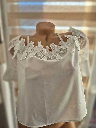 Bluze: Bela ženska bluza/top na tanke bretele sa romantičnom čipkom. - — 4