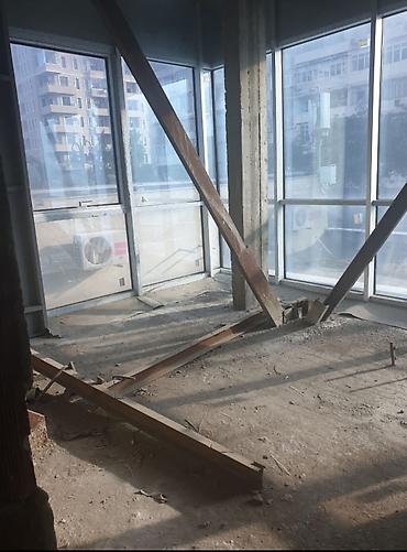 Kommersiya daşınmaz əmlakı: Satılır: iki səviyyəli geniş ofis/kommersiya sahəsi - Planlaşdırma: 2 — 4