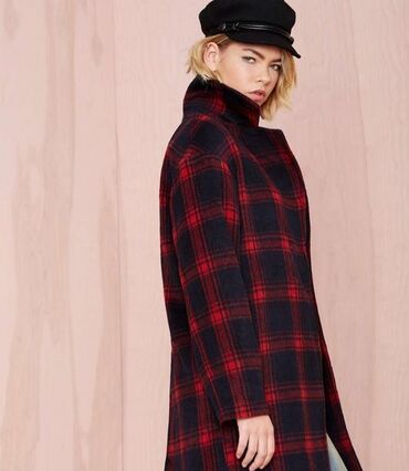 Личные вещи: Стильное женское черное полу пальто в красную клетку H&M. Осень