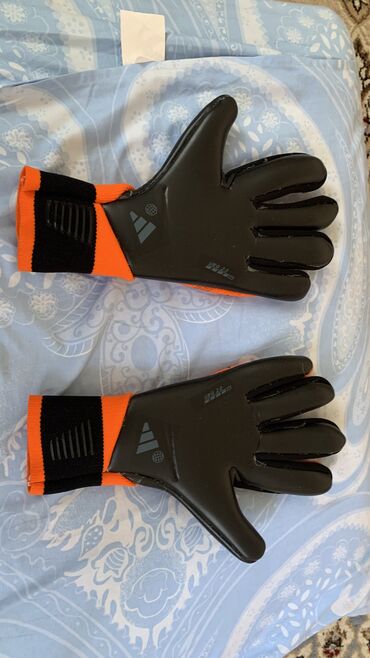 перчатки для рук: Вратарьские перчатки большой футбол 9 размер,новый латекс хороший и