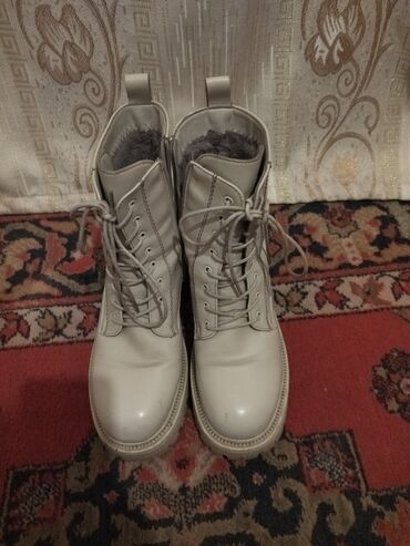 зимный обувь: Зимние женские ботинки-берцы светло-бежевого цвета. Характеристики: -