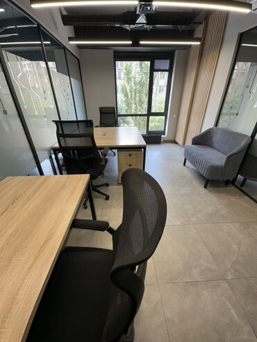 аренда рабочего места: Сдаю Офис, 25 м², В бизнес центре, 1 линия, С оборудованием, С отдельной кухней