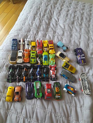 Hotwheels kolleksiya dəsti – müxtəlif kiçik metal maşın modelləri və