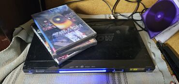 диски для игр: DVD-плеер черного цвета с глянцевой поверхностью, дополненный синей
