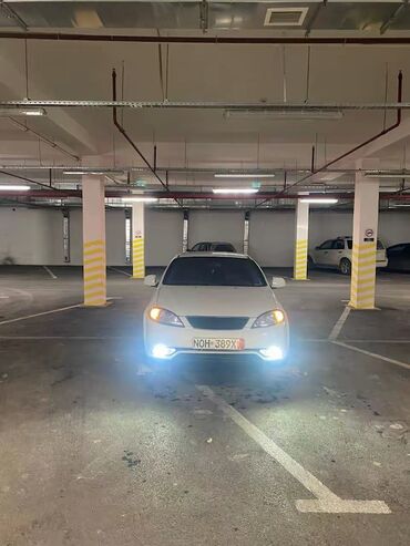 Chevrolet: Daevo Gentra– ağ rəngli sedan Xüsusiyyətlər: - Kuzov: 4 qapılı sedan — 1