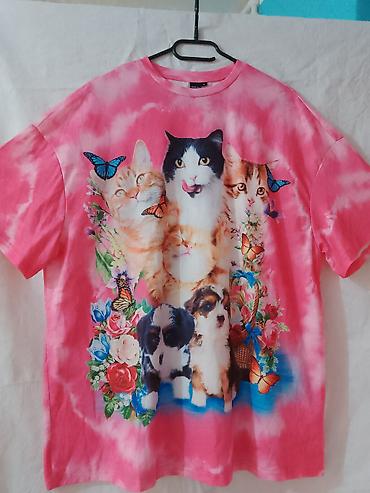 Majica sa kratkim rukavima, ružičasto tie-dye dezen. Veliki front
