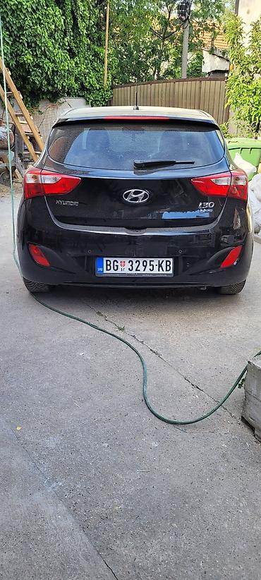 pezo 1: Hyundai i30 blue – hečbek, crna boja, beogradske tablice BG 3295-KB — 3