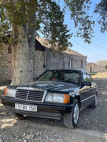 yan güzgülər s: Mercedes-Benz 190 (W201) sedan — qara rəng, 4 qapı. Texniki və dizayn — 3