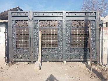 Распашные ворота: Кованые распашные ворота из металла с декоративными вставками - — 1