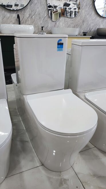 Ağ rəngli, keramikadan hazırlanmış, iki hissəli unitaz. Müasir hamam